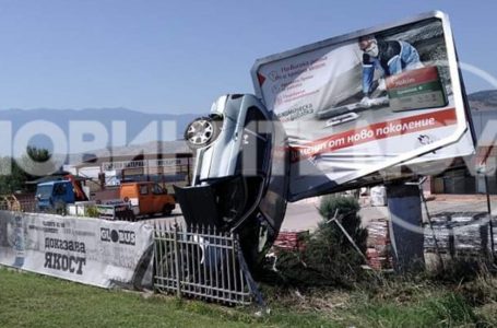 19- годишен се вряза в билборд край Сандански