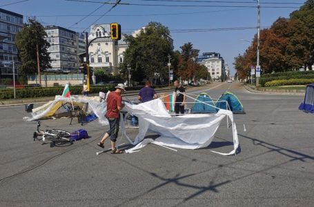 Отново се вдигна незаконният палатков лагер пред Ректората