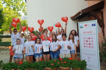МЛАДЕЖИ СЕ ОБУЧАВАХА КАК ДА НЕ РОБУВАТ НА СТЕРЕОТИПИТЕ, НАЛАГАНИ ОТ МЕДИИТЕ В КАРЛОВО