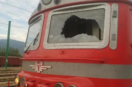 Хвърлят предмет срещу влак в движение, машинистите пострадаха