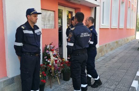 Десетки пожарникари и граждани почетоха паметта на свой колега-огнеборец, загинал по време на гасене на пожар в Белово на 07 септември 2000 година.