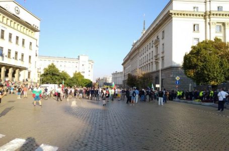 Полицаи откриха бутилки, павета и ножове, складирани в района на протеста