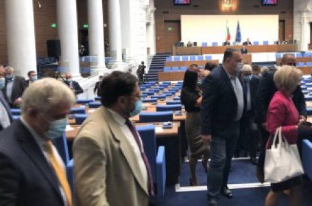 Управляващата коалиция напусна парламента с викове “Оставка” към Румен Радев