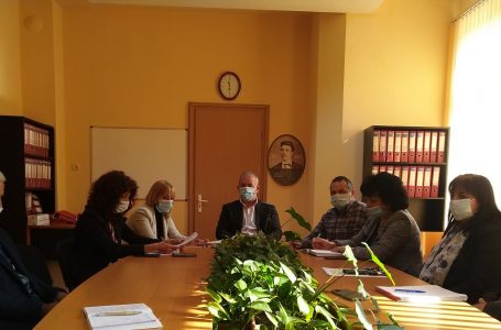 Кметът на Община Пещера Йордан Младенов свика на спешно заседание администрацията и ръководния си екип във връзка с увеличените случаи на COVID-19ч