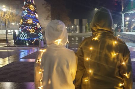 Грейнаха светлините на коледната елха във Велинград
