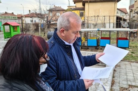 Кметът на Пещера Йордан Младенов направи оглед на детски градини преди старта на СМР дейностите