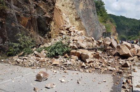 Свлачище затвори пътя Пещера-Батак