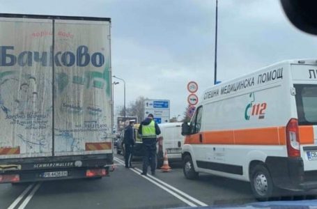 Катастрофа затруднява движението по околовръстния път в Пазарджик