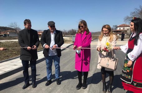 Екатерина Захариева откри новоремонтирания път в село Лесичово