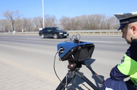 Полицаи дебнат на пътя в цялата страна