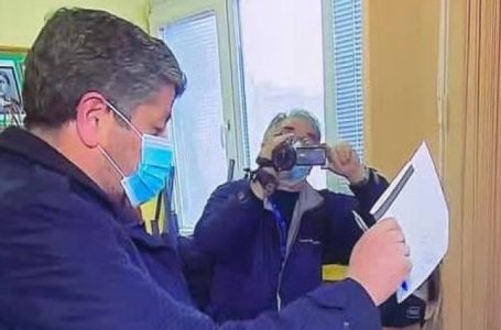 Привърженикът на машинното гласуване Христо Иванов гласува с хартиена бюлетина