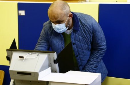 Проблеми с машинното гласуване и в Добрич