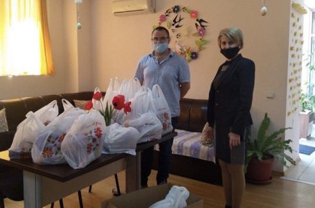 Благотворително раздаване на козунаци за Великден от Биовет АД