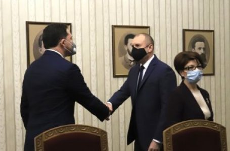 ГЕРБ влезе за консултации при Радев