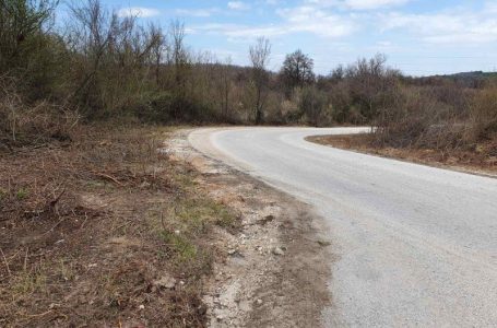 Доброволци чистят природата около Добра вода на 16-ти май