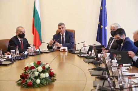 Служебният кабинет: Няма НОЩ