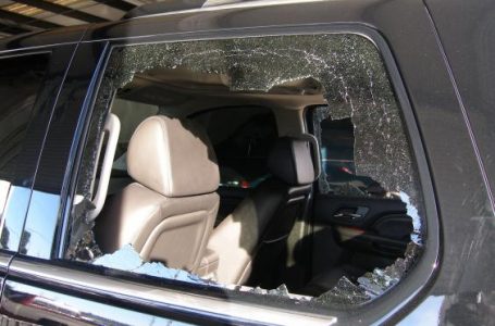 Двама септемврийци счупили прозорци и огледала на кола на свой съгражданин