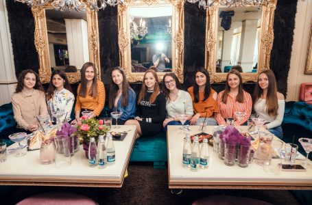 Участничките в конкурс „Царица на Розата – Карлово 2021“ посетиха OPIUM day bar