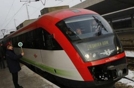 Влак дерайлира на гарата в Белово