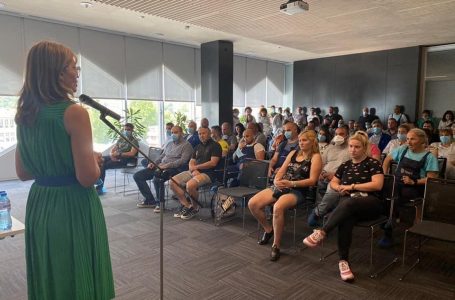 Водачът на листата на ГЕРБ-СДС Екатерина Захариева в Пещера: “Ще продължим да надграждаме направеното през последните години.”