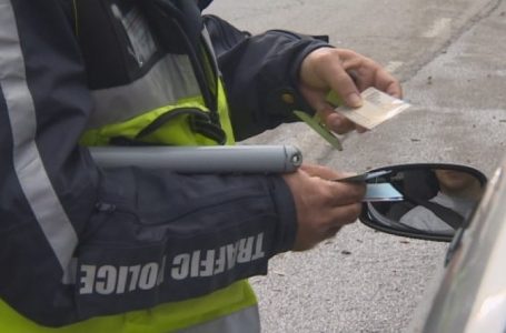 Непълнолетен пазарджиклия предложил подкуп на полицейски служители е задържан снощи