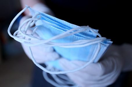 Маските падат на редица обществени места