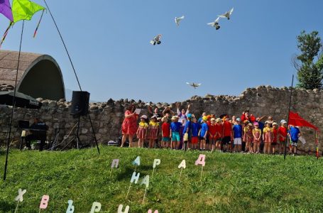 Крепостта “Перистера” се превърна в пъстра палитра от хвърчила