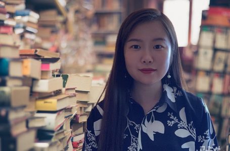 Китайка превежда стихотворения на Дамян Дамянов