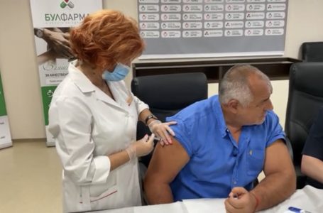 Бойко Борисов се ваксинира на живо, за да даде пример