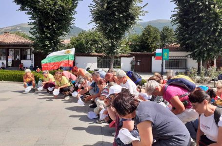 Заместник-кметът на община Карлово Антон Минев посрещна пред паметника на Васил Левски лъч от туристи ветерани