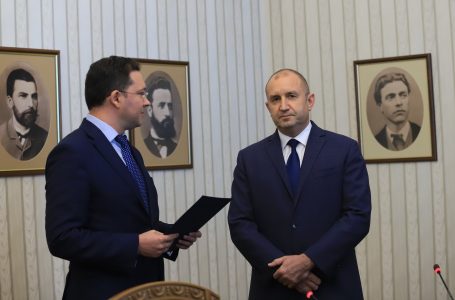 Президентът връчи втория мандат на ГЕРБ-СДС, Даниел Митов го върна