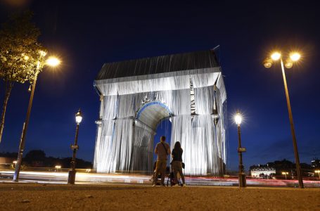 МЕЧТАТА НА КРИСТО: Триумфалната арка е опакована