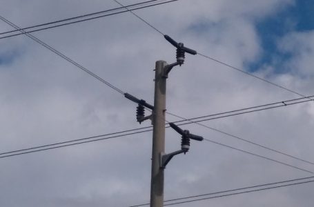 Силният вятър събори електрически стълбове на околовръстното в Карлово