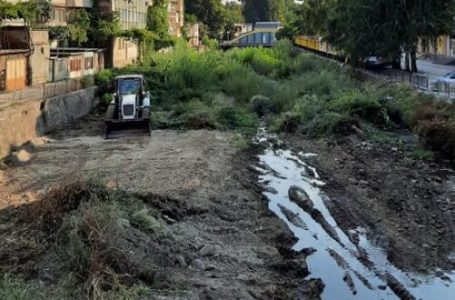 Продължава почистването на речното корито на Стара река