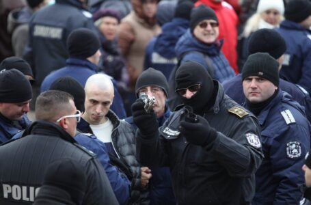 Депутатите се изнасят спешно от НС заради протеста, а Костадинов е под карантина