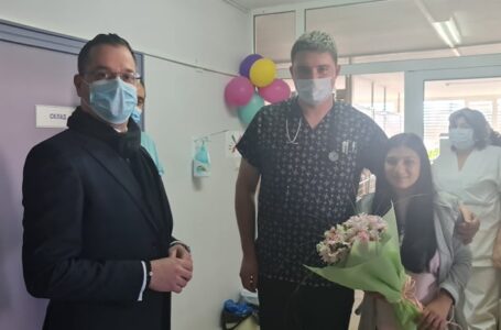 Кметът Йордан Йорданов дари първото бебе от Добрич за 2022 г със златни монети
