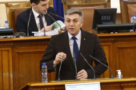 ДПС връчи на премиера папки със сигнали срещу Иво Прокопиев