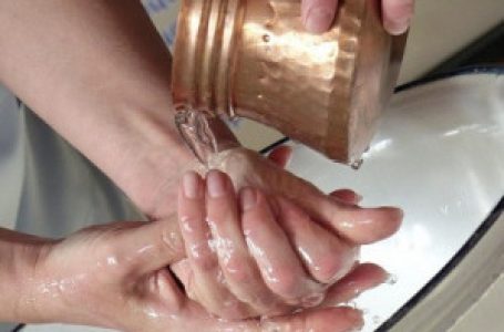 Ръководството на Община Карлово с поздрав за Деня на родилната помощ
