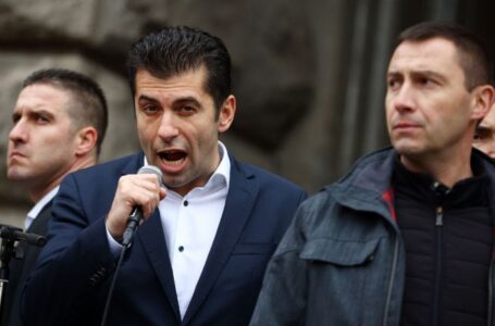 Кирил Петков излезе на площада, протестът отказа да го изслуша