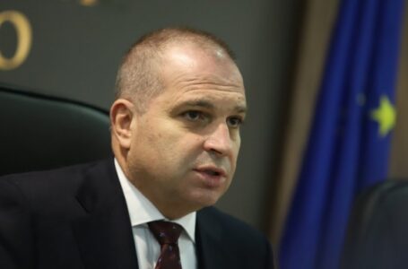 Министър Караджов обещава 1 млрд. лв. за ремонт на общински пътища