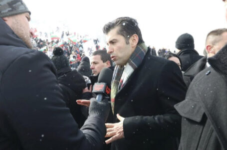 Замериха премиера със снежна топка на Шипка, от „Възраждане“ освиркаха Петков