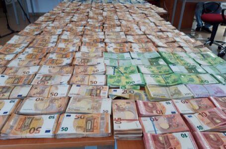 Рекорден случай с недекларирана валута за над 3,15 млн. лева разкриха митническите служители на МП Капитан Андреево