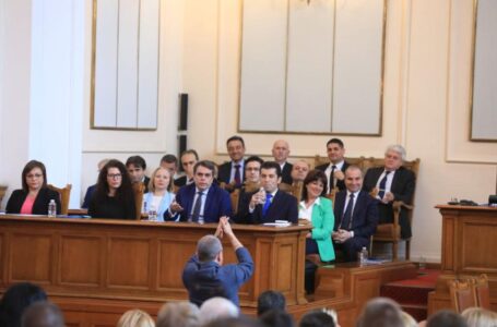 Правителството не оцеля вота на недоверие