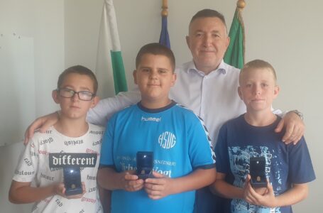 Д-р Кабаиванов награди момчетата от Каравелово, спасили селото от пожар