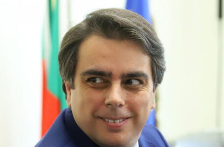 Асен Василев с широко ококорени очи: Не сме купували руски газ през посредници!