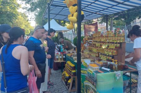 Традиционният фестивал на Странджанския манов мед и Странджанския цветен прашец се откри в град Царево
