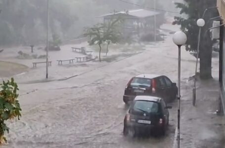 Проливен дъжд заля Карлово