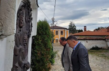 Кметът на Карлово и служители от Общината отдадоха почит към Евлоги Георгиев
