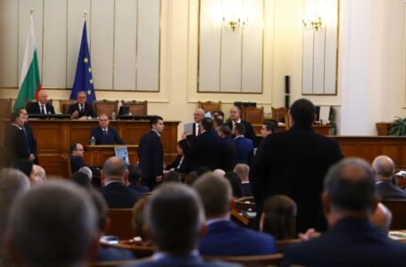 Кирил Петков провокира скандал в парламента, опитва се да блокира гледането на Изборния кодекс
