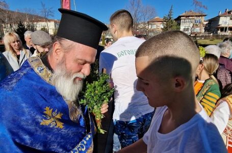 В Пещера Калин Цветков извади Богоявленския кръст